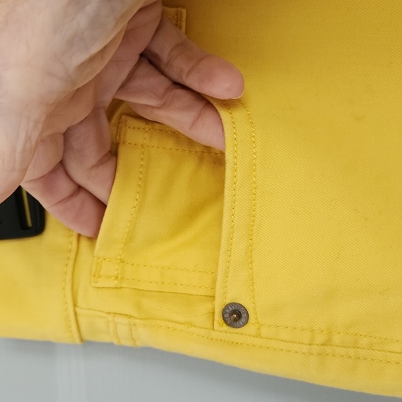 Old Navy, Woman's Sz 8, Mid Rise, Lemon Yellow, 3 Pockets Front, 2 in Back - Picture 3 of 12